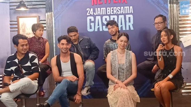 Kristo Immanuel, Sal Priadi, Reza Rahadian, Laura Basuki, Shenina Cinnamon dalam konferensi pers film 24 Jam Bersama Gaspar di Senayan, Jakarta Pusat, Jumat (8/3/2024) [Suara.com/Rena Pangesti]