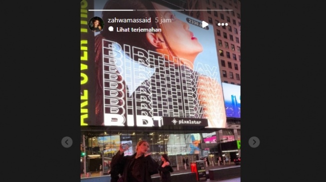 Zahwa Massaid berpose di depan billboard berisi ucapan ulang tahun Aaliyah Massaid. (Instagram)
