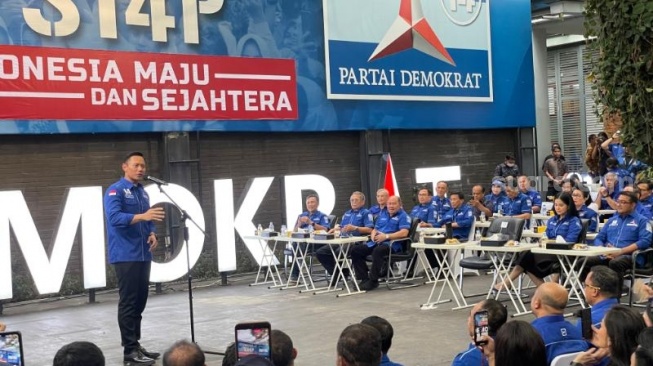 Ketua Umum Partai Demokrat Agus Harimurti Yudhoyono (AHY) saat menggelar acara silaturahmi dengan para kader di kantor DPP Demokrat, Jakarta. (Suara.com/Novian)