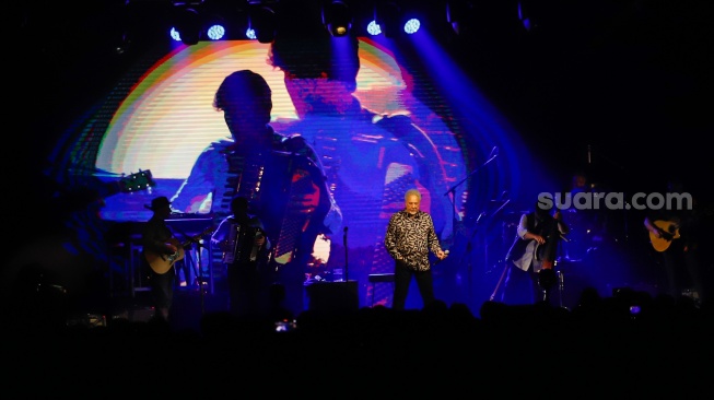 Penyanyi Tom Jones saat tampil pada konser bertajuk 'Tom Jones Ages & Stages Asia Tour 2024' di Grand Ballroom Hotel Mulia Senayan, Jakarta, Jumat (8/3/2024). [Suara.com/Alfian Winanto]