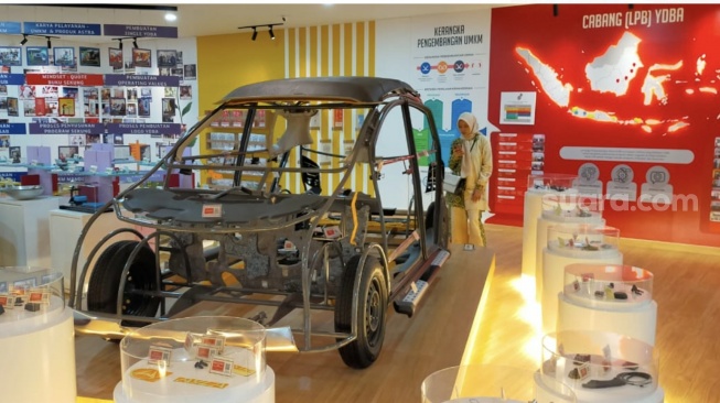 Beberapa hasil karya UMKM termasuk sektor otomotif yang mana ada di area Yayasan Dharma Bhakti Astra [Suara.com/CNR ukirsari]