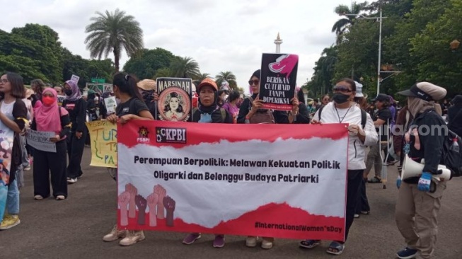 Aksi memperingati Hari Perempuan Sedunia (International Women's Day) di depan Istana Negara, Jakarta. (Suara.com/M Iqbal)