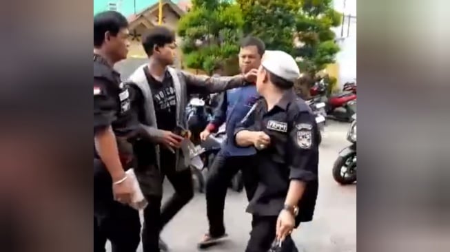 Pria Berseragam Ormas FKPPI Aniaya Tukang Parkir Hotel di Medan, Polisi Buru Pelaku