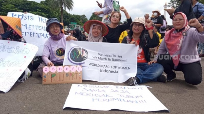 Sejumlah nelayan perempuan yang tergabung dalam Persaudaraan Nelayan Indonesia (PNI) dan Koalisi Rakyat Untuk Keadilan Perikanan (Kiara) turut serta dalam aksi unjuk rasa memperingati hari perempuan sedunia di dekat Istana Merdeka, Jumat (8/3/2024). (Suara.com/Muhamad Iqbal Fathurahman)