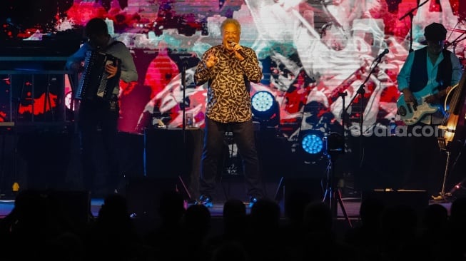 Penyanyi Tom Jones saat tampil pada konser bertajuk 'Tom Jones Ages & Stages Asia Tour 2024' di Grand Ballroom Hotel Mulia Senayan, Jakarta, Jumat (8/3/2024). [Suara.com/Alfian Winanto]