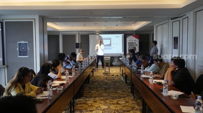 Direktur Regional Asia IMS, Lars H Bestle, tengah menyampaikan pemaparannya dalam kegiatan pelatihan Advance Training for The Media Business Viability yang digelar Suara.com bersama International Media Support (IMS) di Yogyakarta, pada 7-8 Maret 2024. [Suara.com]