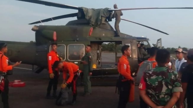 Heli bell yang terlibat dalam pencarian pesawat Smart Aviation PK SNE yang hilang kontak di wilayah Binuang. [ANTARA]