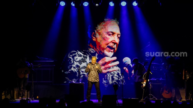 Penyanyi Tom Jones saat tampil pada konser bertajuk 'Tom Jones Ages & Stages Asia Tour 2024' di Grand Ballroom Hotel Mulia Senayan, Jakarta, Jumat (8/3/2024). [Suara.com/Alfian Winanto]