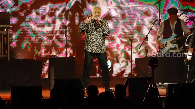 Penyanyi Tom Jones saat tampil pada konser bertajuk 'Tom Jones Ages & Stages Asia Tour 2024' di Grand Ballroom Hotel Mulia Senayan, Jakarta, Jumat (8/3/2024). [Suara.com/Alfian Winanto]