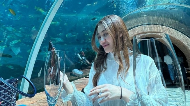 Moment Aaliyah Massaid and Tariq Halilintar Lunch in the Middle of the Tunnel Aquarium in Bali (Instagram)