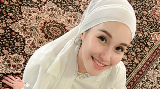 Outfit Ayu Ting Ting Gelar Pengajian (Instagram)