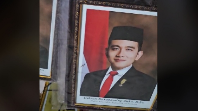 Viral foto pajangan  Presiden dan Wakil Presiden  dengan wajah capres-cawapres nomor urut 2, Prabowo Subianto-Gibran Rakabuming Raka. [Tiktok @atayajaya]