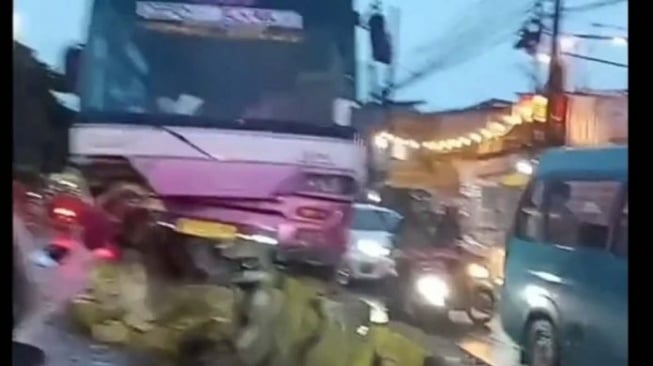 Kecelakaan Bus di Ciawi Bogor Sebabkan Lalulintas Macet Total, Bus Tersangkut di Pembatas Jalan