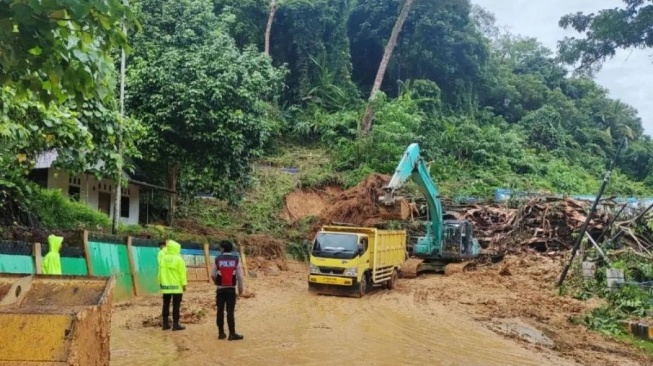 6 Korban Banjir Pessel Belum Ditemukan, Pencarian Diperluas hingga Laut