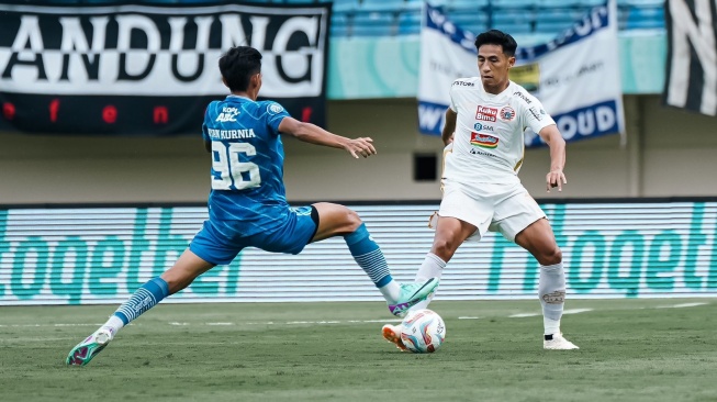 Gelandang Persija Jakarta, Hanif Sjahbandi (kanan) mendapat hadangan bek Persib Bandung Ryan Kurnia dalam laga pekan ke-28 Liga 1 2023-2024 di Stadion Si Jalak Harupat, Bandung, Sabtu (9/3/2024). [Dok. Persija]