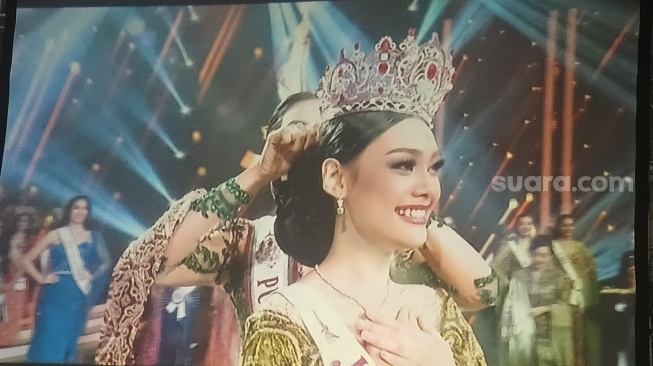 Harashta Haifa Zahra dari Jawa Barat terpilih menjadi Puteri Indonesia 2024 yang diselenggarakan di Jakarta Convention Center (JCC), Jumat (8/3/2024). (Fajar/Suara.com)