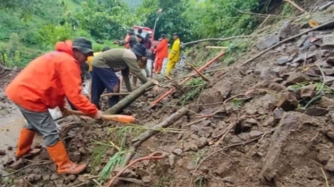 Tanah Longsor Terjadi di Kabupaten Kudus, Akses Jalan Desa Rahtawu Sempat Tertutup