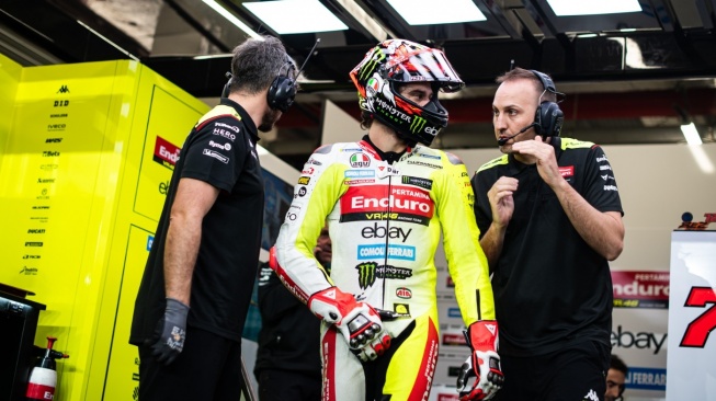 Marco Bezzecchi (72) tengah bersiap saat Free Practice pertama MotoGP Qatar 2024 sebelum penundaan karena hujan ringan di trek [Pertamina Enduro VR46 Racing Team].