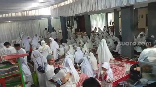 Suasana pengajian di rumah Ayu Ting Ting, Sabtu (9/3/2024). [Rena Pangesti/Suara.com]