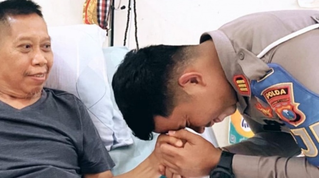 Wajah komedian Tukul Arwana tampak berseri ketika sang anak, Egha Prayudi yang seorang polisi mencium tangannya. [Instagram]