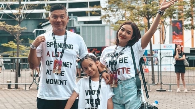 Potret Kompak Gading Marten, Gisella Anastasia dan Gempita Nora Marten Nonton Konser Taylor Swift di Singapura (Instagram/@gadiiing)