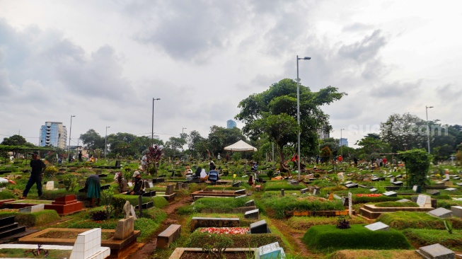 Warga melakukan ziarah kubur di TPU Karet Bivak, Jakarta, Minggu (10/3/2024). [Suara.com/Alfian Winanto]