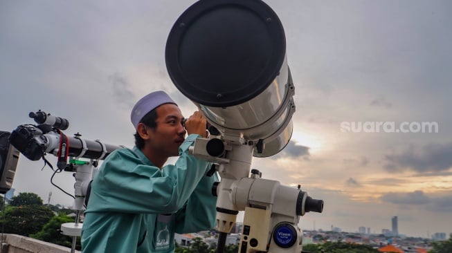 Petugas melakukan pemantauan hilal awal Ramadhan 1445 H memantau hilal di Masjid Al-Musyari'in kawasan Basmol Raya, Jakarta, Minggu (10/3/2024). [Suara.com/Alfian Winanto]
