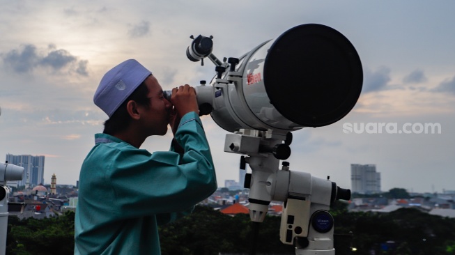 Petugas melakukan pemantauan hilal awal Ramadhan 1445 H memantau hilal di Masjid Al-Musyari'in kawasan Basmol Raya, Jakarta, Minggu (10/3/2024). [Suara.com/Alfian Winanto]
