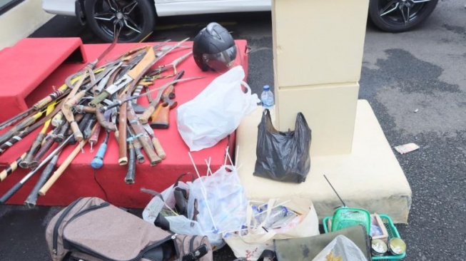 Barang narkoba hingga senjata tajam disita polisi saat gerebek Kampung Bahari. (Foto: Dok. Polres Metro Jakarta Utara).  