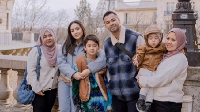 Berangkatkan Umrah Private Mbak Lala dan Sus Rini bareng Rafathar-Rayyanza, Raffi Ahmad Habis Berapa?