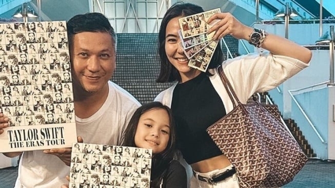 Potret Kompak Gading Marten, Gisella Anastasia dan Gempita Nora Marten Nonton Konser Taylor Swift di Singapura (Instagram/@gadiiing)