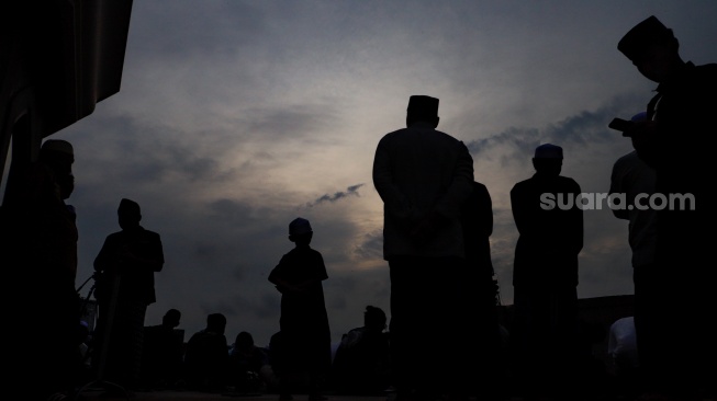 Petugas melakukan pemantauan hilal awal Ramadhan 1445 H memantau hilal di Masjid Al-Musyari'in kawasan Basmol Raya, Jakarta, Minggu (10/3/2024). [Suara.com/Alfian Winanto]