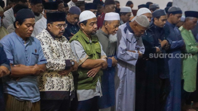 Umat Islam Muhammadiyah melaksanakan Shalat Tarawih pertama di Masjid Raya Uswatun Hasanah, Jakarta, Minggu (10/3/2024). [Suara.com/Alfian Winanto]