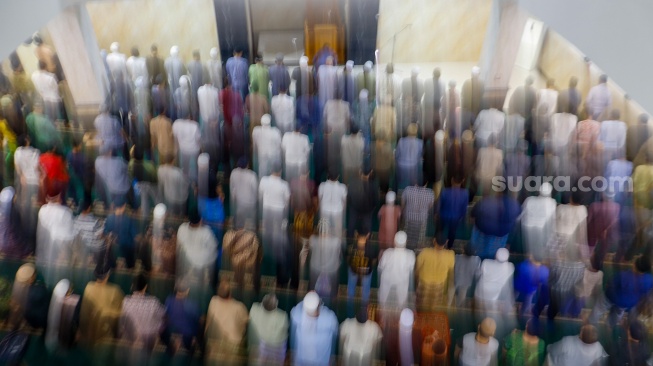 Umat Islam Muhammadiyah melaksanakan Shalat Tarawih pertama di Masjid Raya Uswatun Hasanah, Jakarta, Minggu (10/3/2024). [Suara.com/Alfian Winanto]