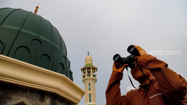 Petugas melakukan pemantauan hilal awal Ramadhan 1445 H memantau hilal di Masjid Al-Musyari'in kawasan Basmol Raya, Jakarta, Minggu (10/3/2024). [Suara.com/Alfian Winanto]
