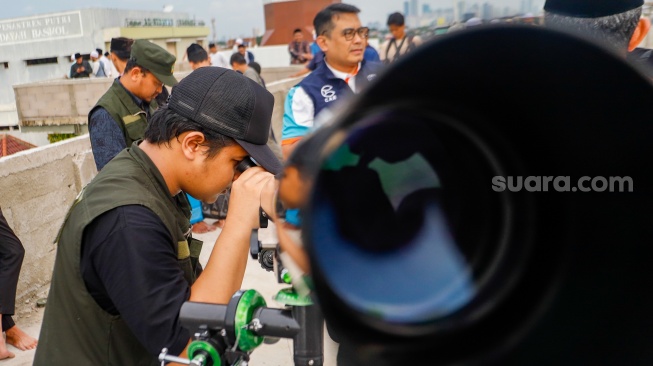 Petugas melakukan pemantauan hilal awal Ramadhan 1445 H memantau hilal di Masjid Al-Musyari'in kawasan Basmol Raya, Jakarta, Minggu (10/3/2024). [Suara.com/Alfian Winanto]
