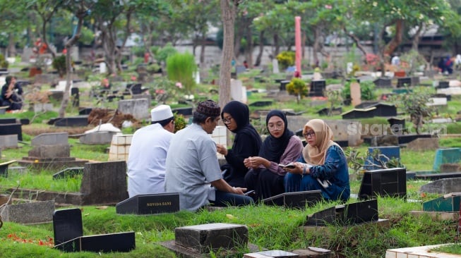 Warga melakukan ziarah kubur di TPU Karet Bivak, Jakarta, Minggu (10/3/2024). [Suara.com/Alfian Winanto]