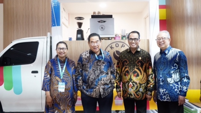 Menteri Perhubungan Budi Karya Sumadi, Ketua Umum Gaikindo Yohannes Nangoi, Ketua Penyelenggara Event Gaikindo, Rizal Alamsjah, dan Sri Agung Handayani, Marketing Director & Corporate Communication Director PT Astra Daihatsu Motor di depan mobil toko kedai kopi Daihatsu Gran Max PT ADM]