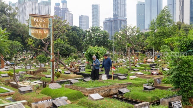 Warga melakukan ziarah kubur di TPU Karet Bivak, Jakarta, Minggu (10/3/2024). [Suara.com/Alfian Winanto]