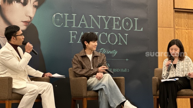 Chanyeol EXO dalam sesi jumpa pers sebelum acara fancon solo perdananya yang diadakan di Indonesia Convention Exhibition (ICE), BSD City, Tangerang Selatan pada Sabtu (9/3/2024). [Suara.com/Sumarni]