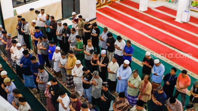 Umat Islam Muhammadiyah melaksanakan Shalat Tarawih pertama di Masjid Raya Uswatun Hasanah, Jakarta, Minggu (10/3/2024). [Suara.com/Alfian Winanto]