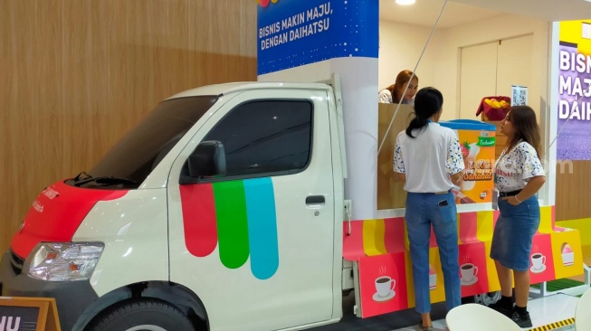 Pada hari penutupan GIICOMVEC 2024, mobil toko atau moko kedai kopi Daihatsu diubah menjadi kedai es krim [Suara.com/CNR ukirsari]