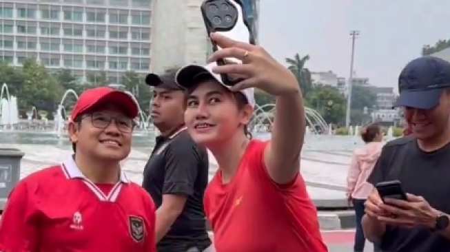 Menyala Abangku! Cak Imin Laris Manis Dijepret Wanita Cantik saat CFD