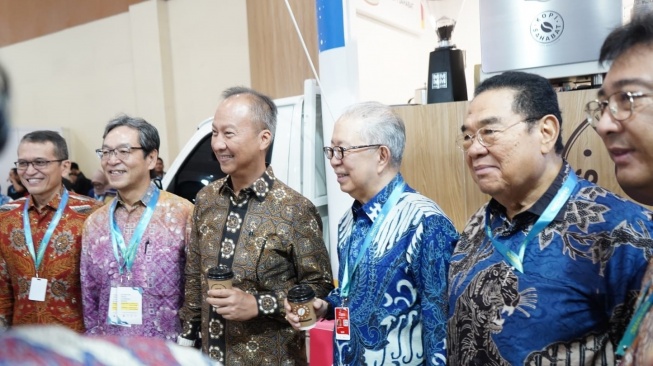 Menteri Perindustrian Agus Gumiwang Kartasasmita, Ketua Umum Gaikindo Yohannes Nangoi, Ketua Penyelenggara Event Gaikindo, Rizal Alamsjah, dan jajaran management PT Astra Daihatsu Motor [PT ADM]