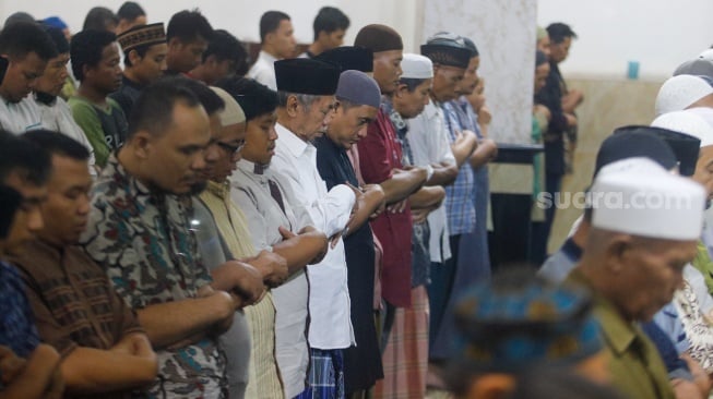 Umat Islam Muhammadiyah melaksanakan Shalat Tarawih pertama di Masjid Raya Uswatun Hasanah, Jakarta, Minggu (10/3/2024). [Suara.com/Alfian Winanto]