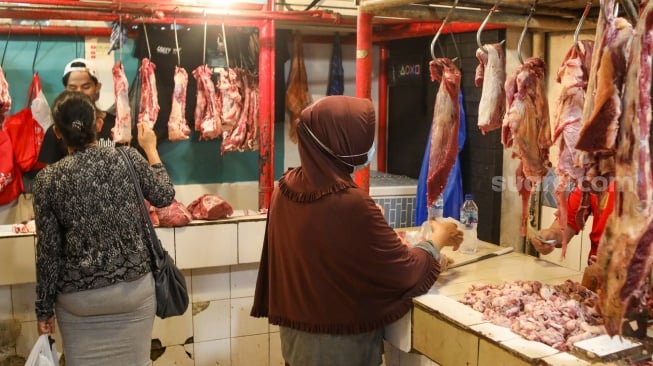 Warga membeli daging sapi di Pasar Senen, Jakarta, Senin (11/3/2024). [Suara.com/Alfian Winanto]
