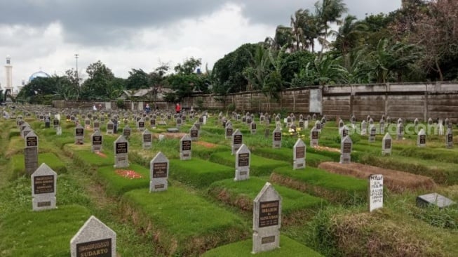 Berharap Tak Ada Covid Lagi, Doa Pilu Juliadi di Makam Istrinya yang Meninggal karena Virus Corona