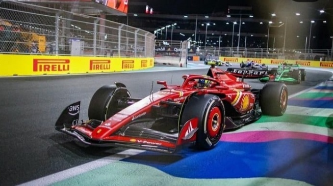 Balap jet darat malam berlangsung di F1 GP Arab Saudi, tampak tunggangan Oliver Bearman [picture courtesy of Oliver Bearman].