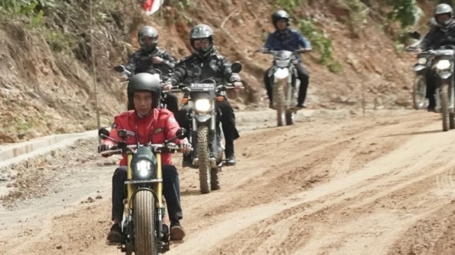 Viral Detik-detik Presiden Jokowi Hampir Kecelakaan Saat Riding dengan Motor Custom