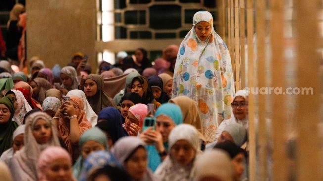 Seorang jamaah melaksanakan ibadah Salat Sunnah sebelum ibadah Salat Tarawih di Masjid Istiqlal, Jakarta, Senin (11/3/2024). [Suara.com/Alfian Winanto]